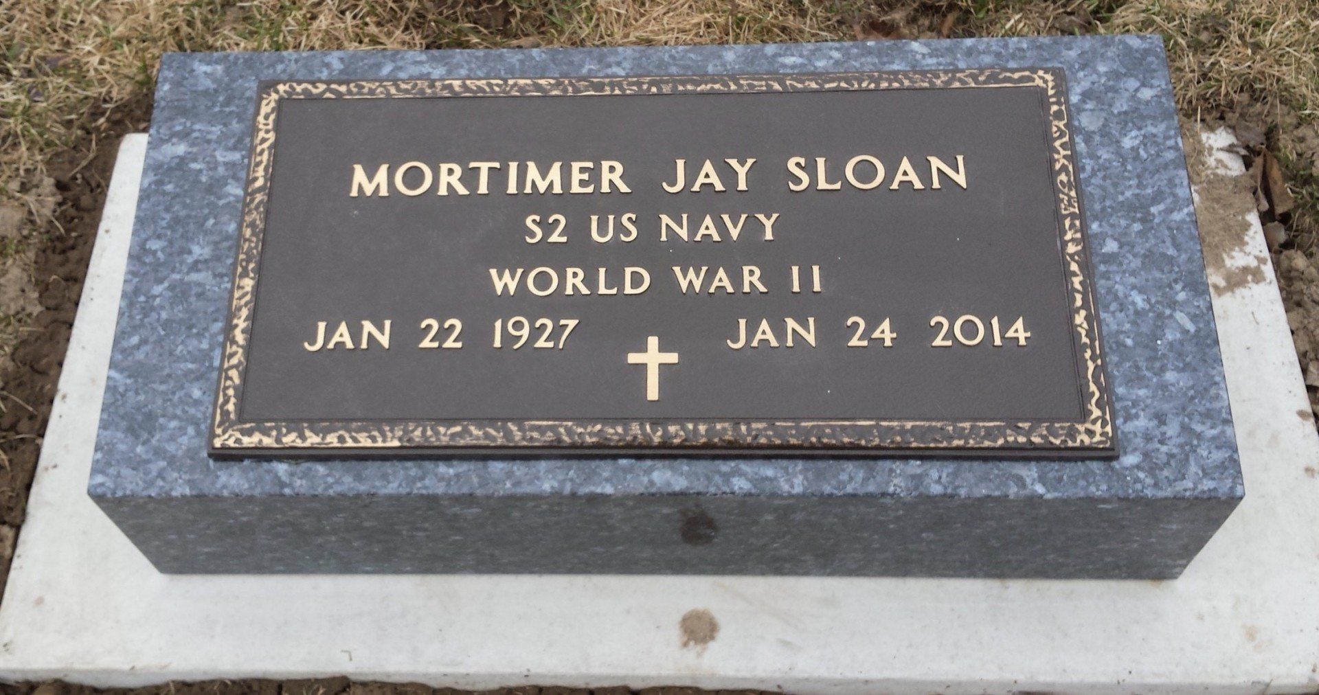 Bronze grave marker: Mortimer Jay Sloan, US Navy, WWII, with dates 1927-2014, on gray granite base.