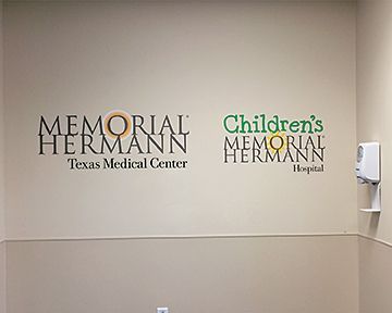 Memorial hermann texas medical center and children 's memorial hermann hospital are written on the wall.