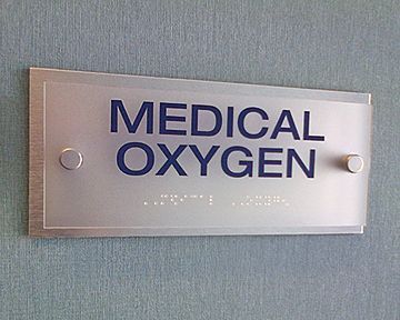 A sign on a wall that says medical oxygen
