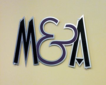 A sign on a wall that says mesa on it
