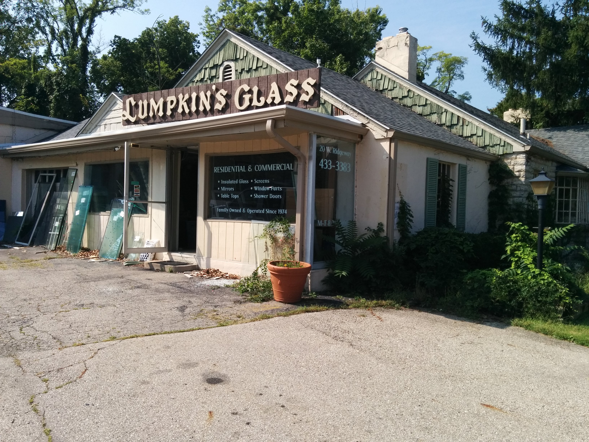 A building with a sign that says comptin 's glass