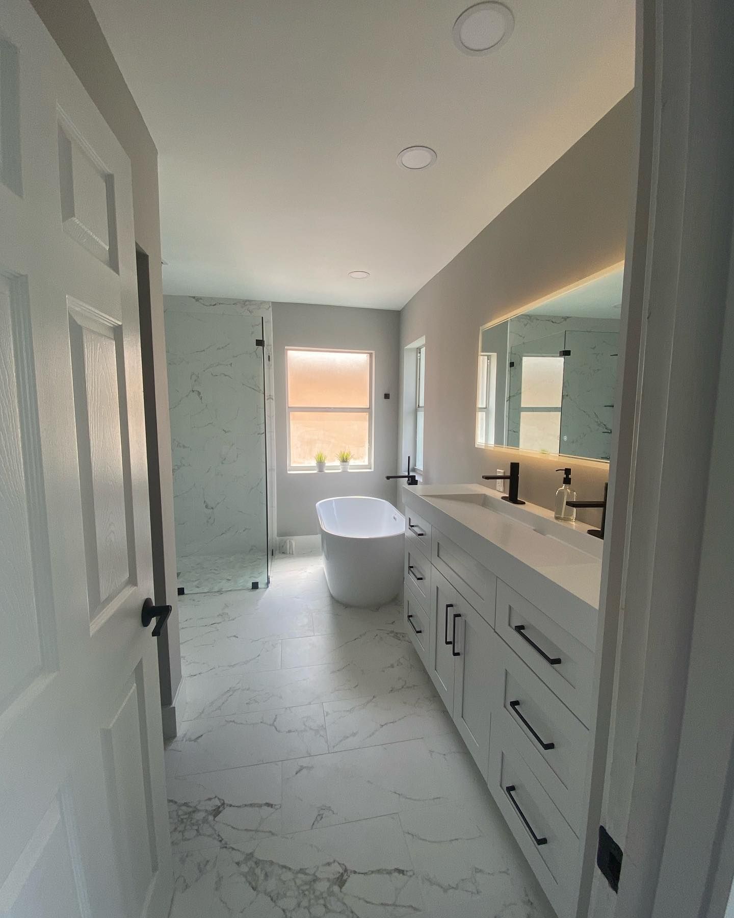 A bathroom with two sinks and a bathtub