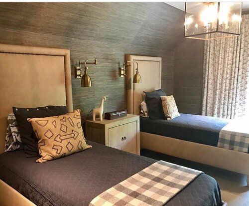 A bedroom with two twin beds and a nightstand.