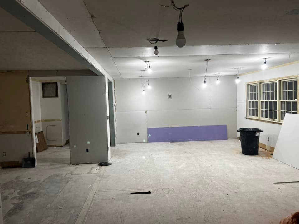 An empty room with a lot of lights on the ceiling