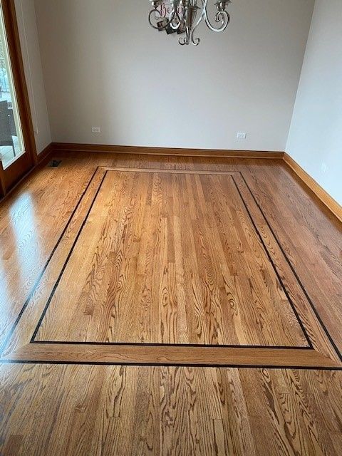 there is a rug on the floor in the middle of the room 