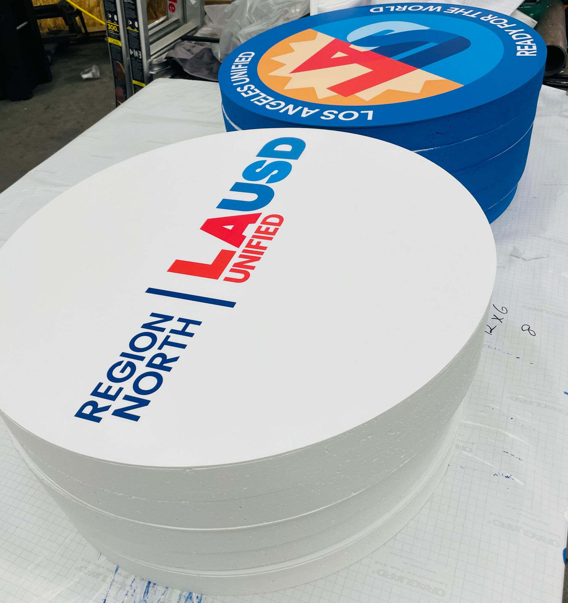 A white circle with the word lausd on it