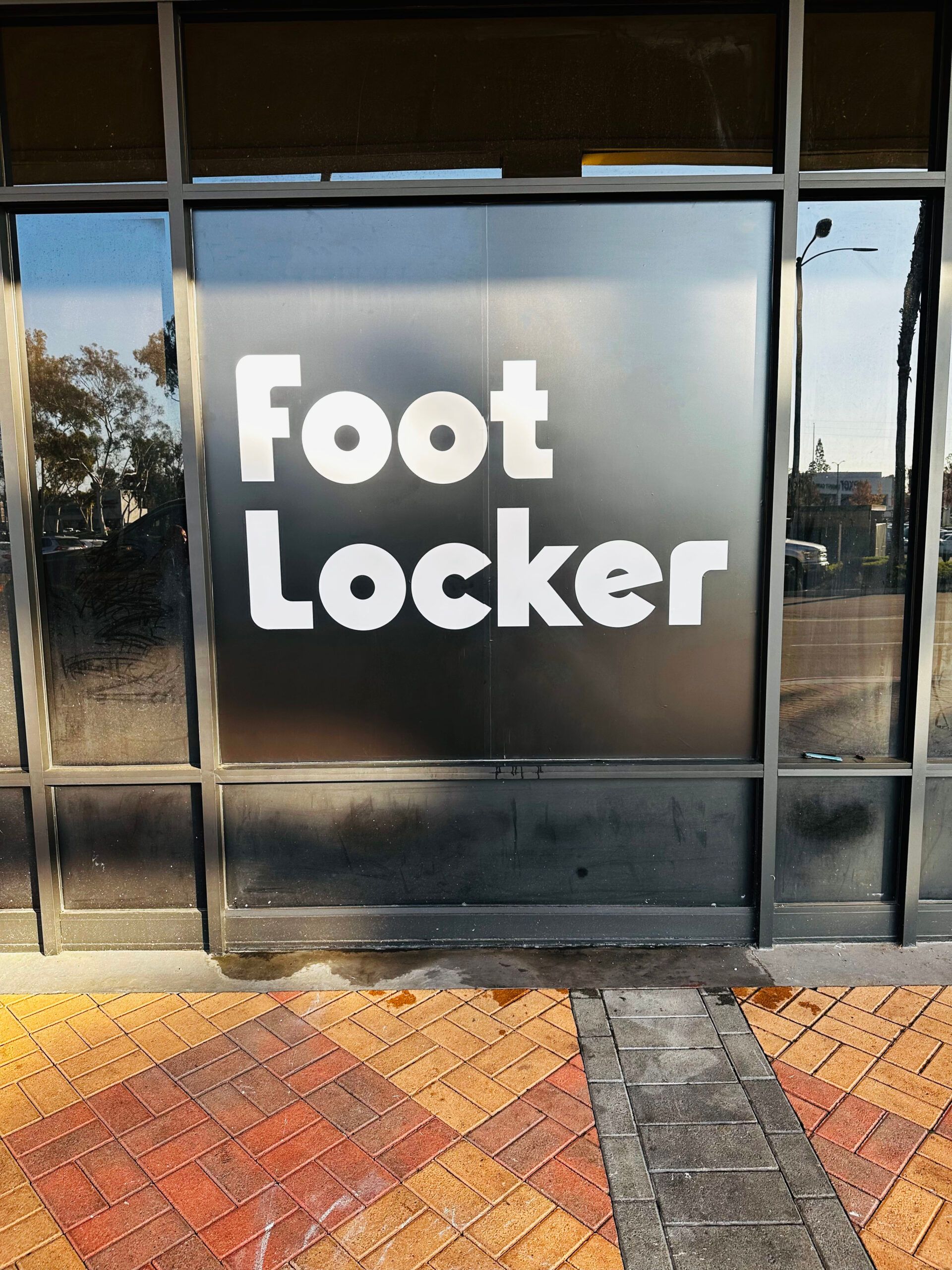 A sign that says foot locker on it