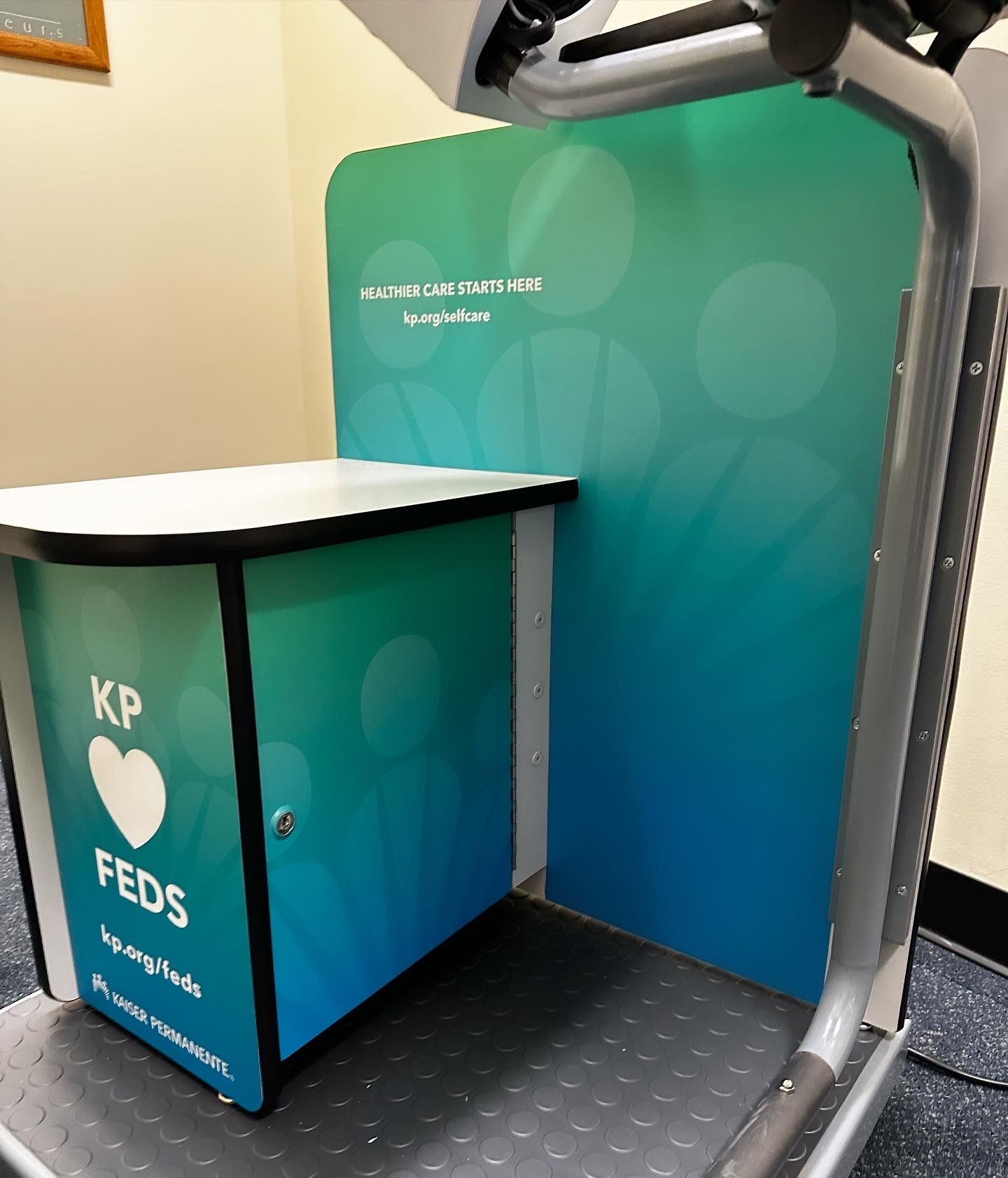 A desk that says kp feds on it