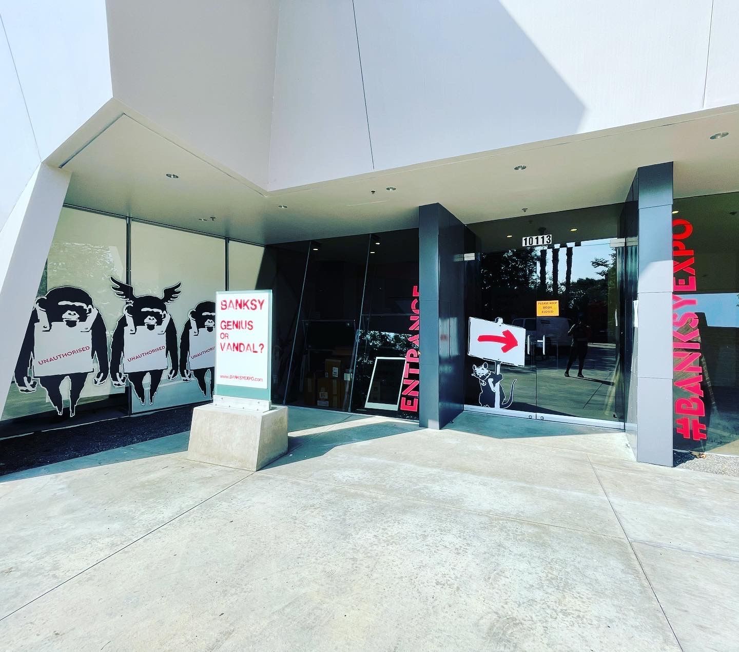 A building with a sign that says entrance on it