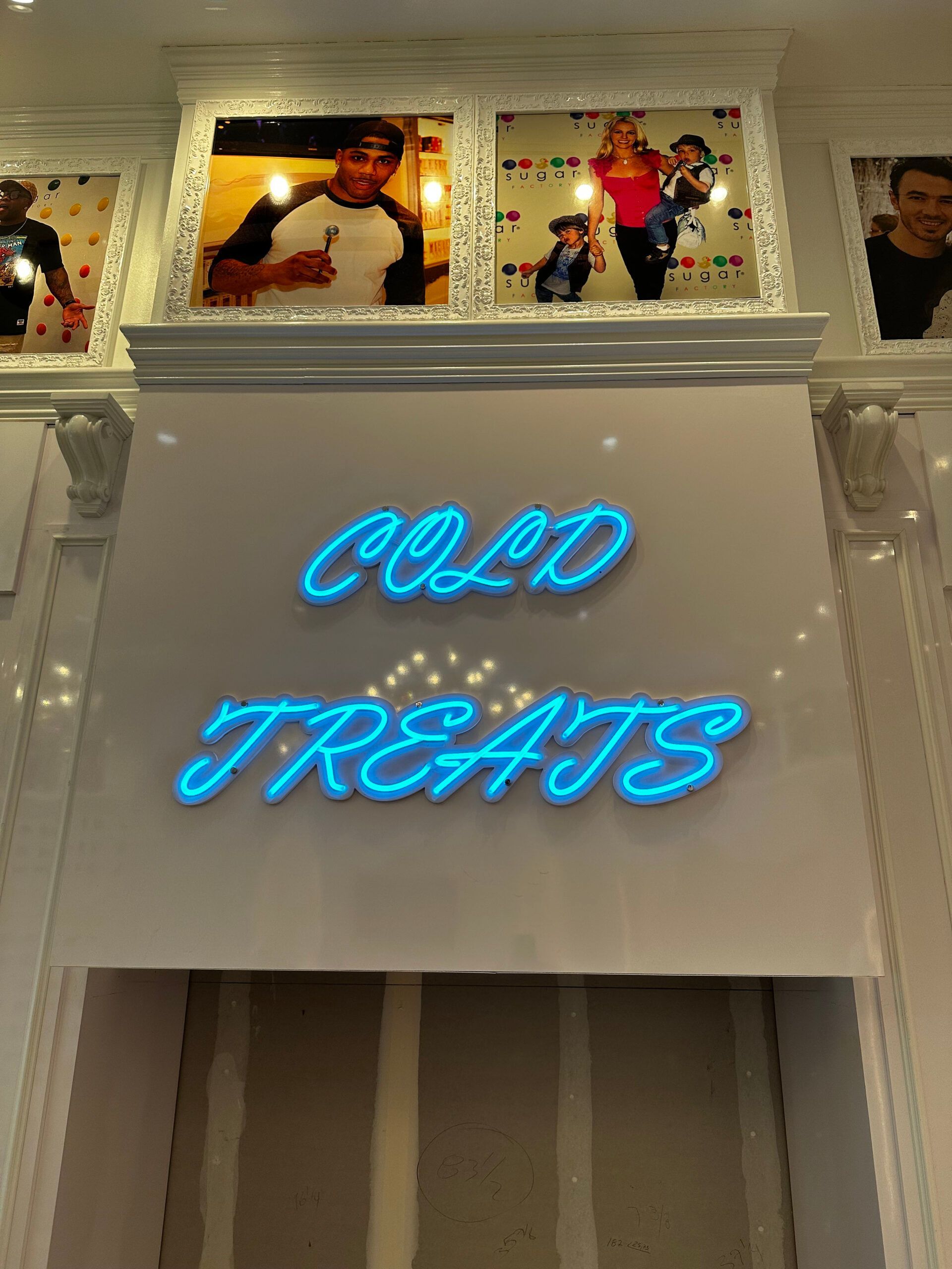 A sign that says cold treats on it
