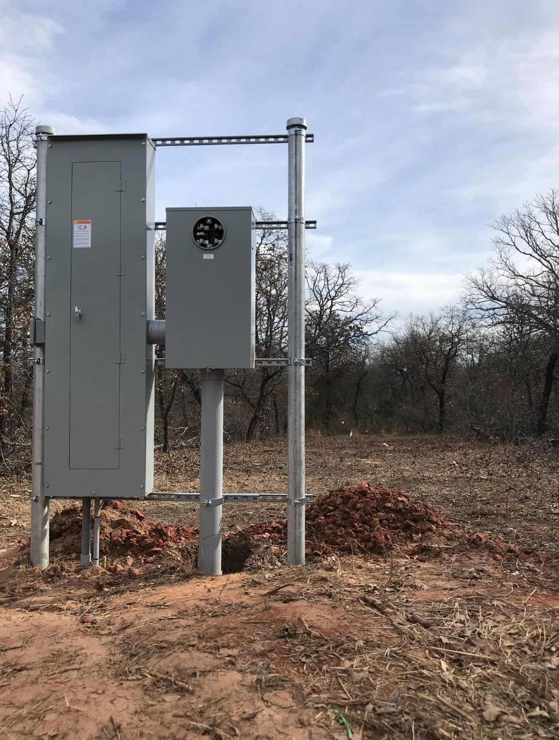 a large electrical box is sitting in the middle of a field