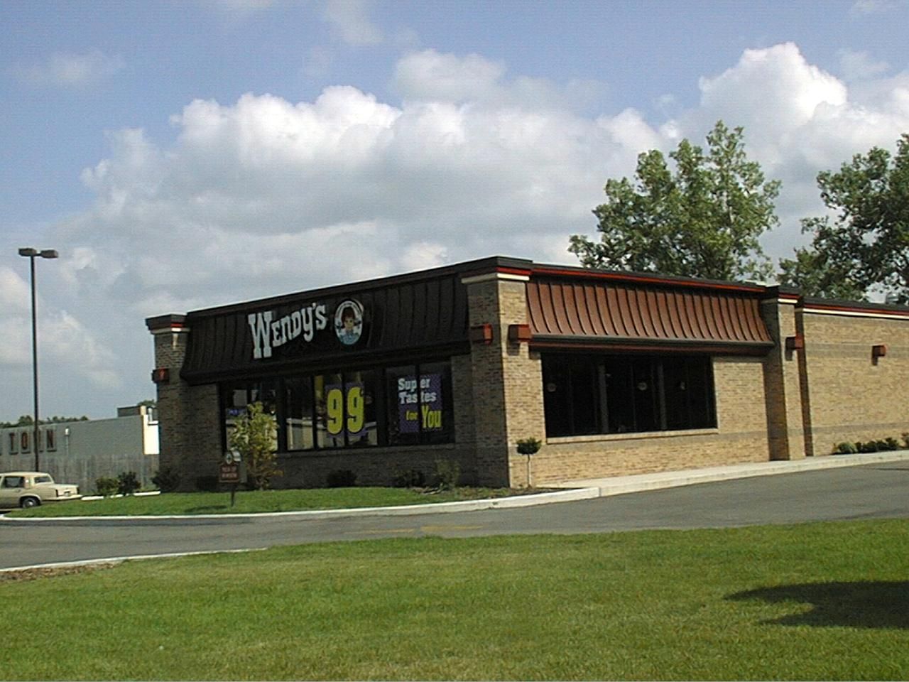A wendy 's restaurant with a blue sky in the background