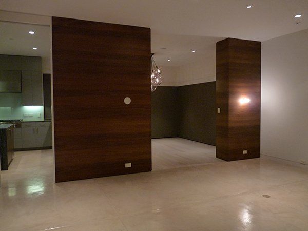 An empty room with two wooden pillars in the middle