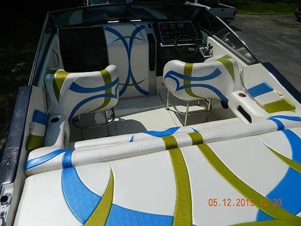 Boat seat with multicolor design