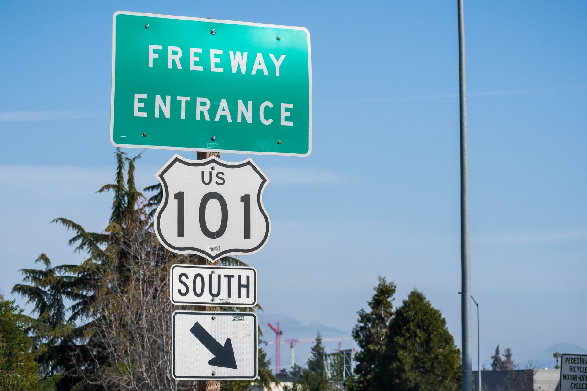 A green freeway entrance sign for us 101
