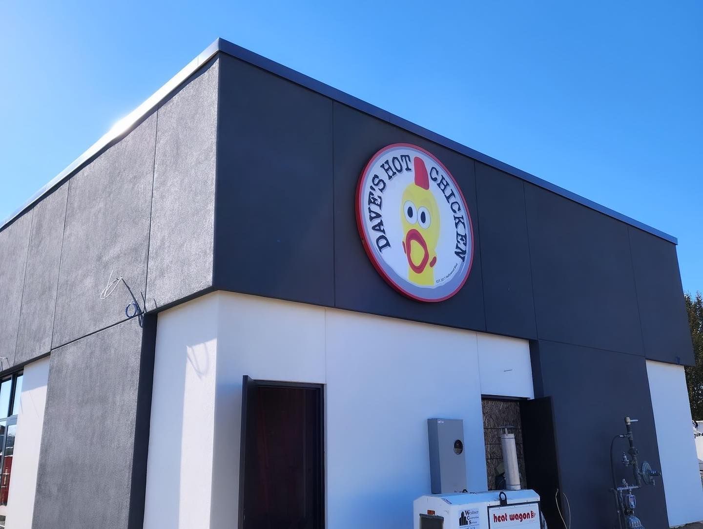 A building with a sign that says daffy 's 502 chicken