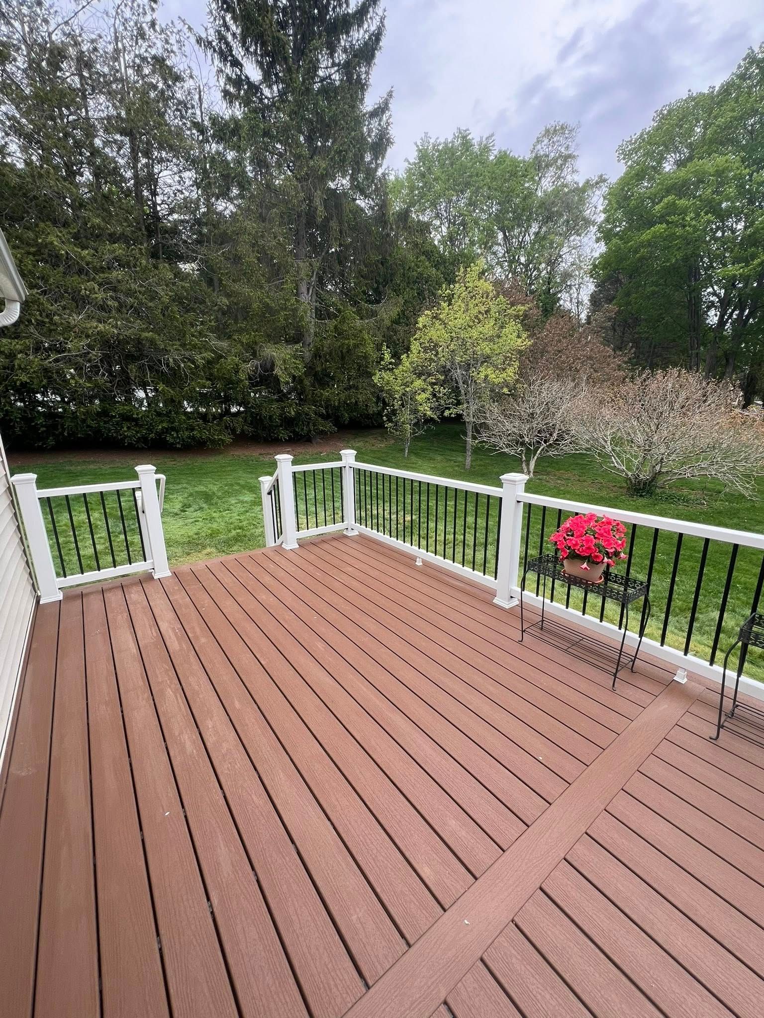 Saddle colorway Trex Deck with white railings