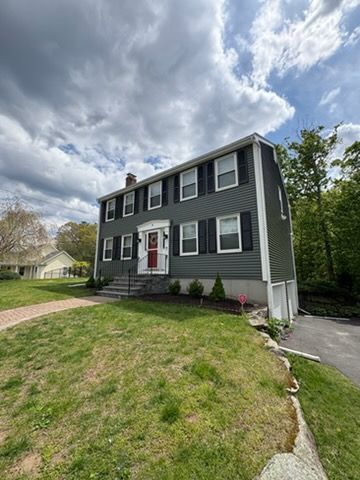 certainteed-vinyl-siding-colonial-home-milford-ma-angled-view