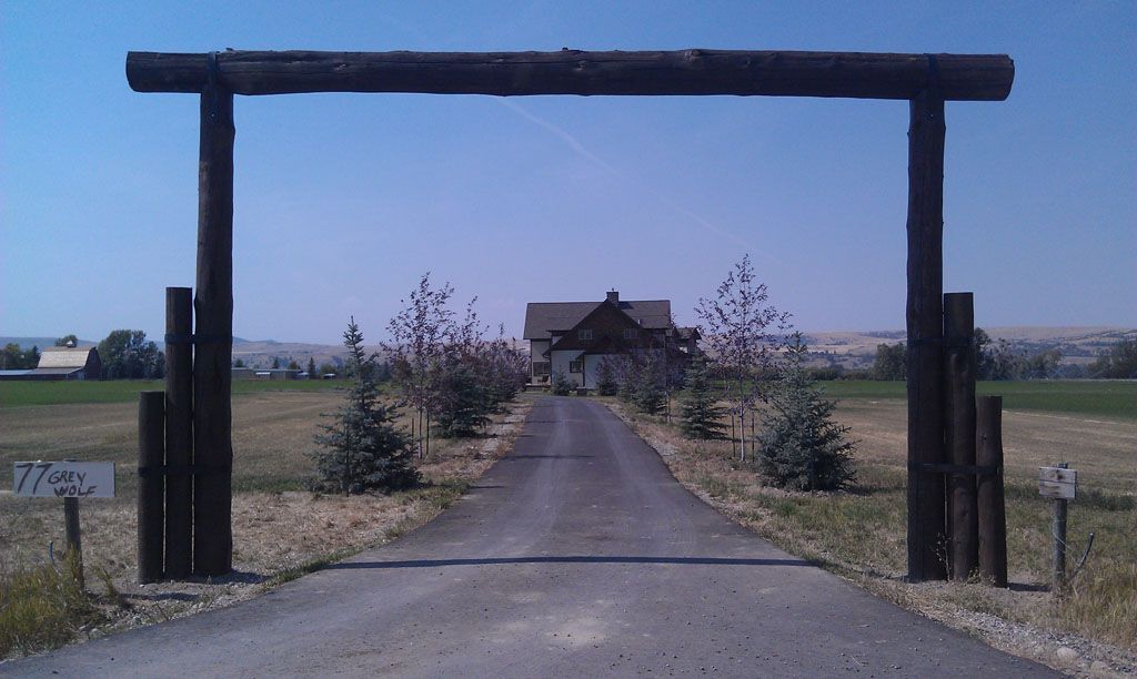 A sign on the side of a road that says 7 days.