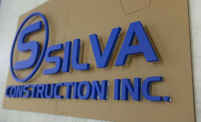 A sign that says silva construction inc. on it