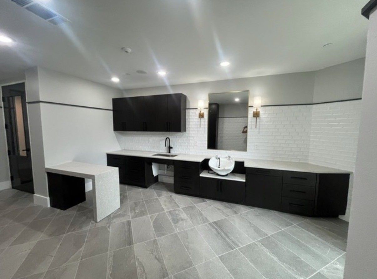 Modern black-and-white bathroom with double vanity, wall mirror, and tiled floor