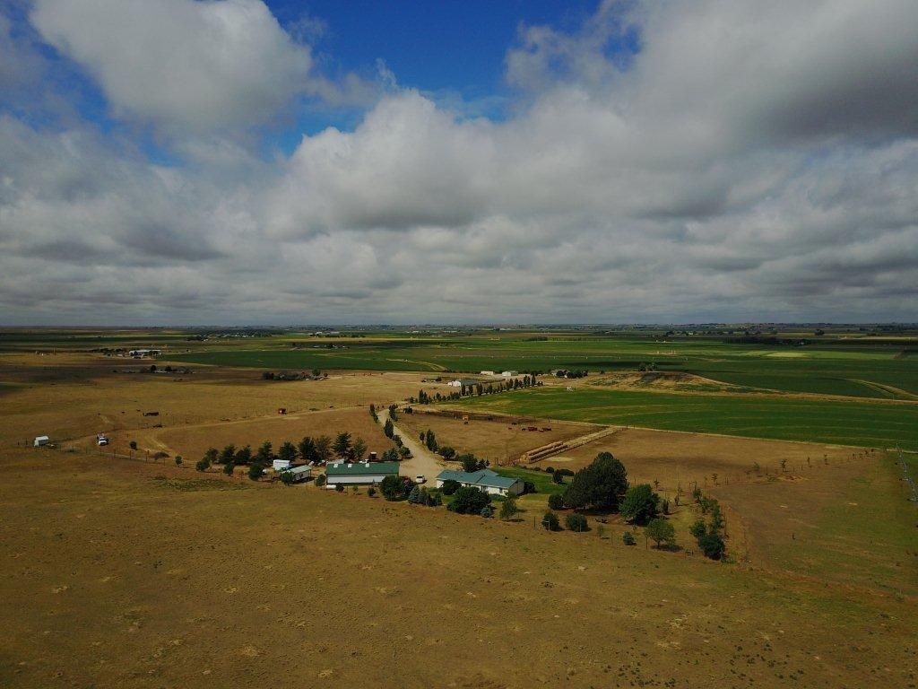 An aerial view of a farm in the middle of a field.