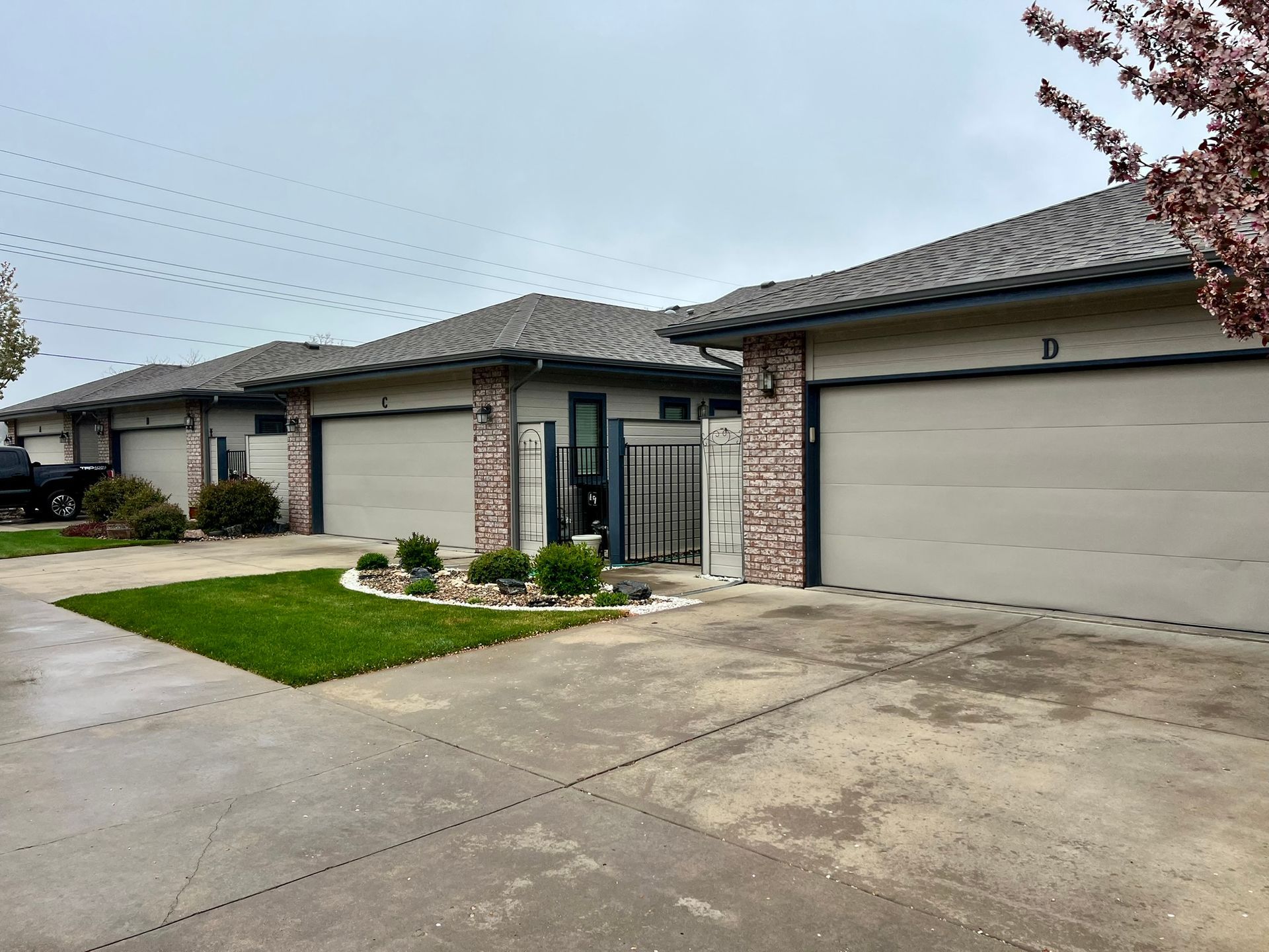 A row of houses with garage doors and a driveway