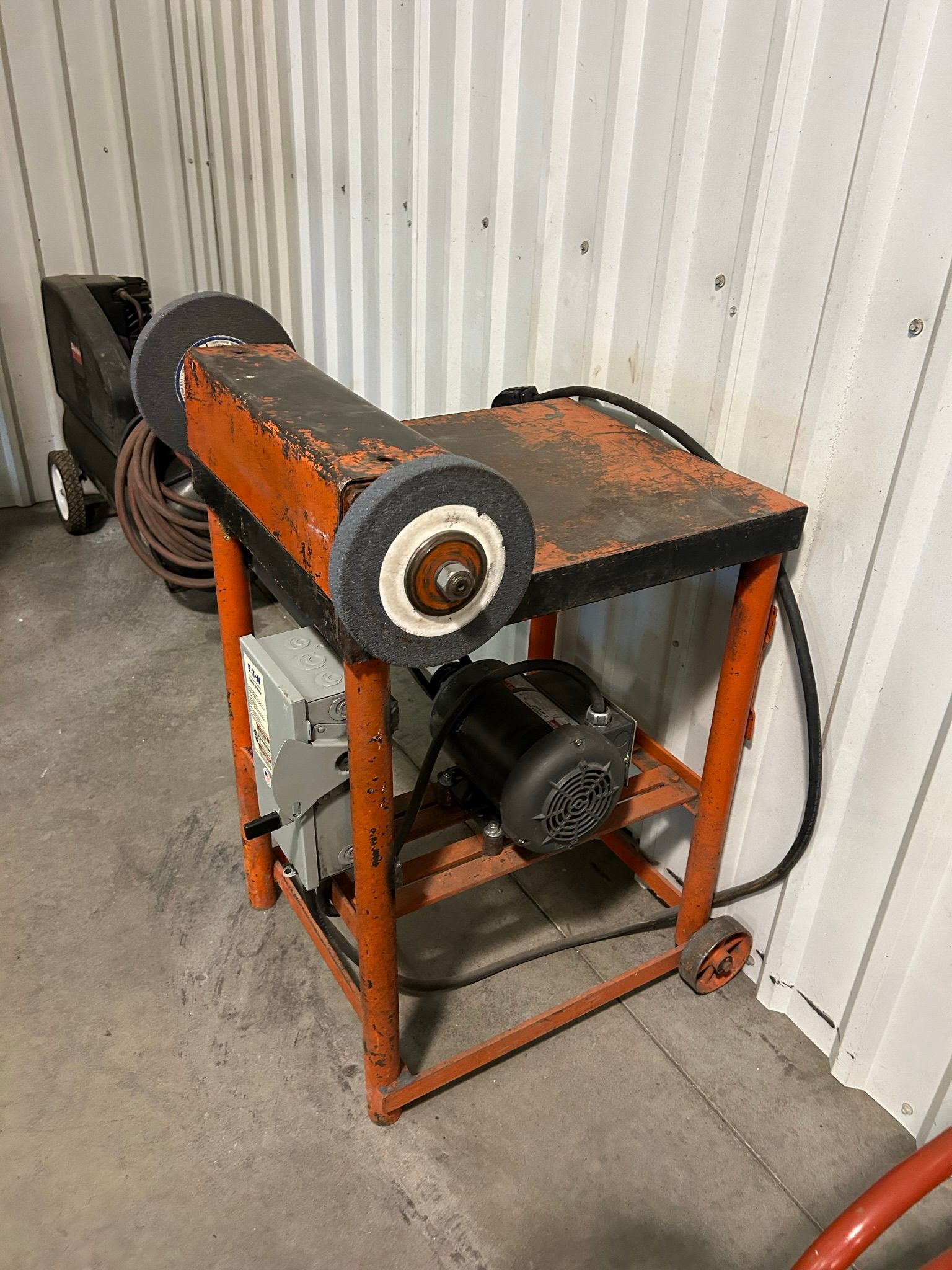 A machine is sitting on top of a table in a room next to a wall.