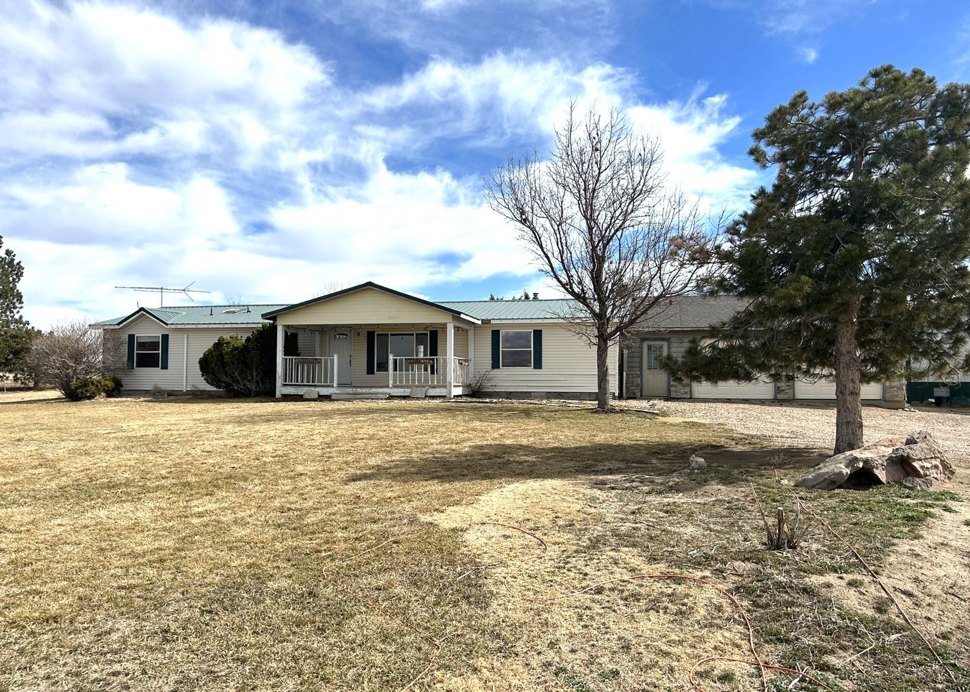 A mobile home is sitting in the middle of a grassy field.