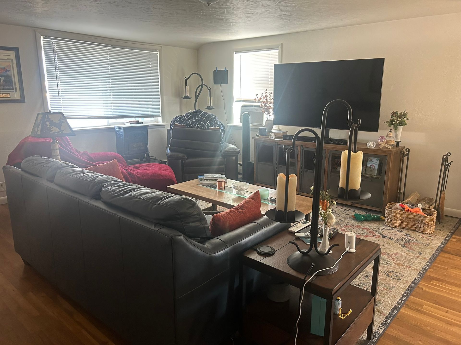 A living room filled with furniture and a flat screen tv.