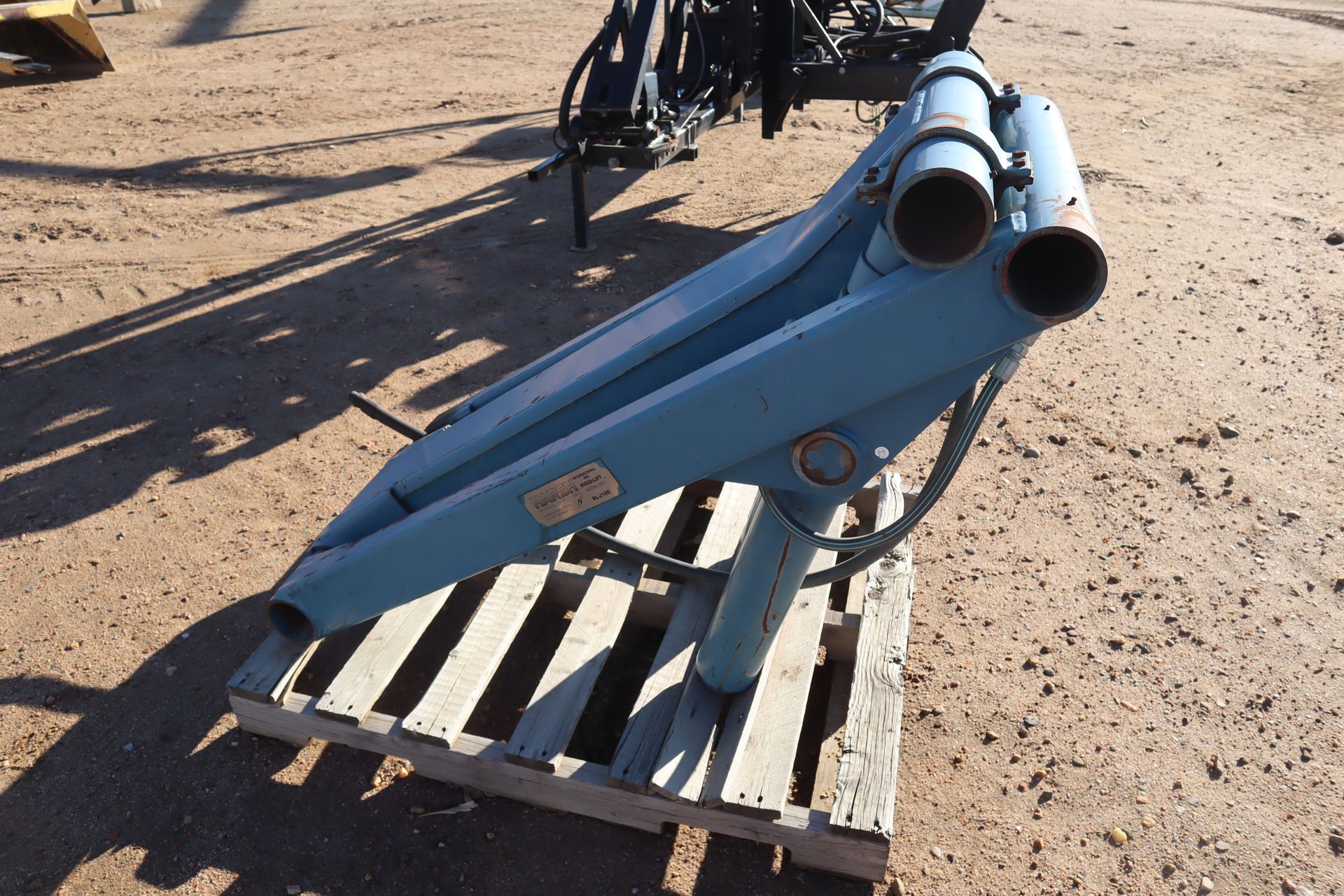 A blue pipe is sitting on a wooden pallet