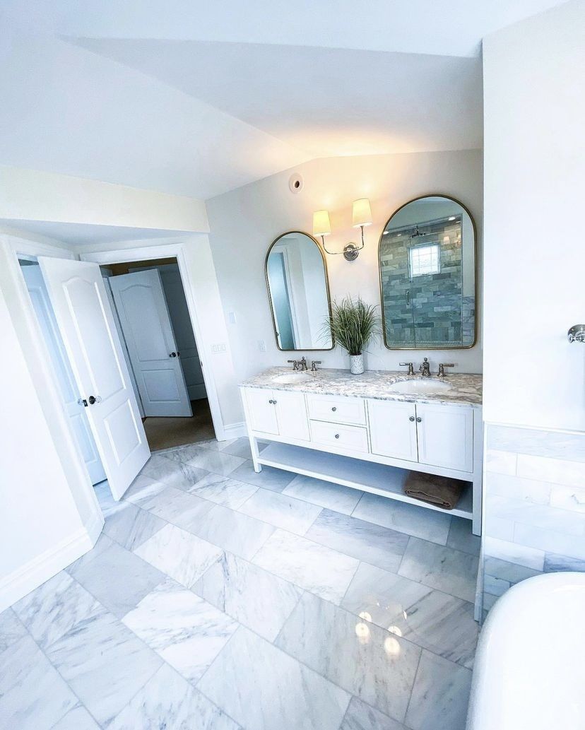 white gray marbled bathroom