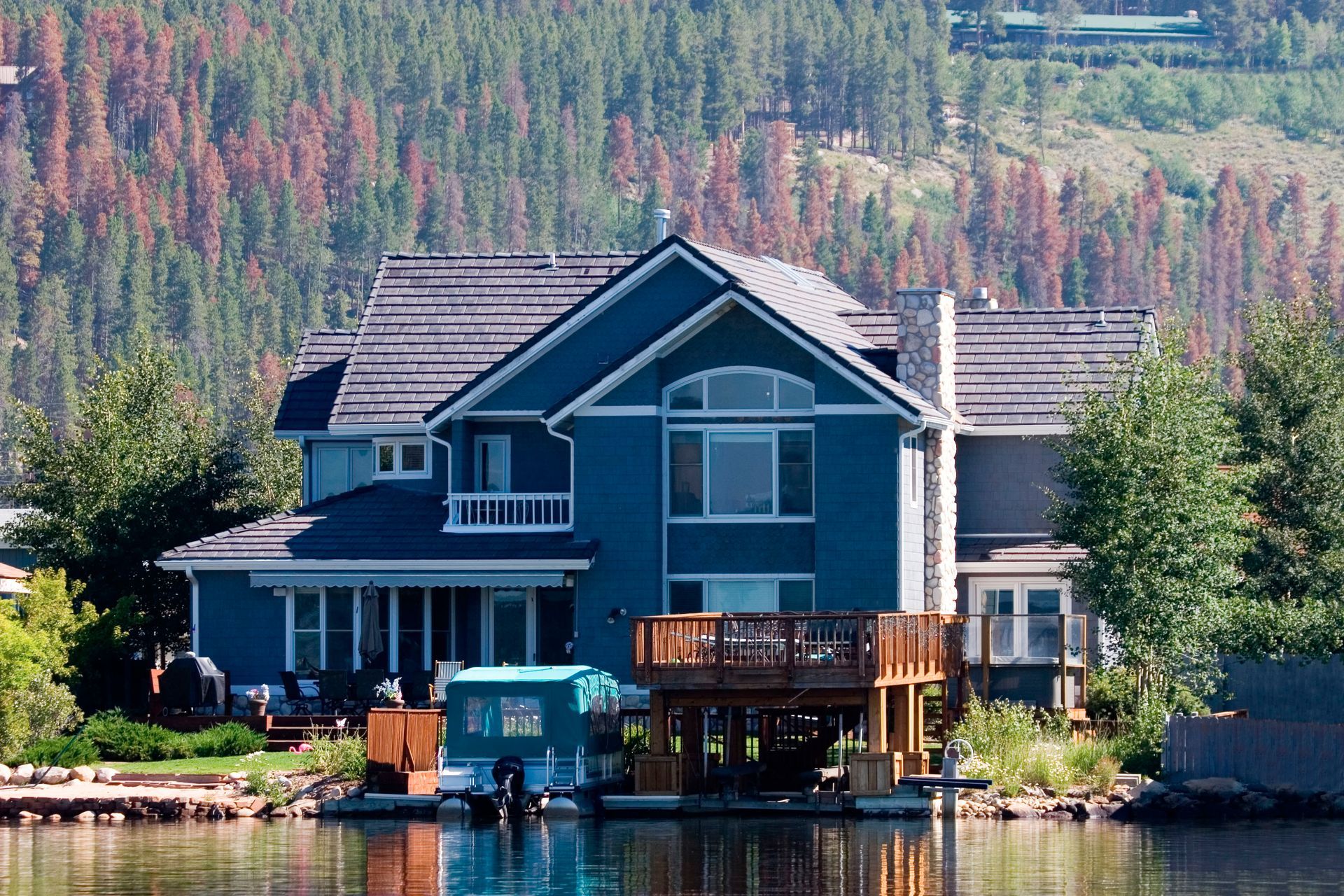 How Custom Home Builders Design Your Dream Lake Home