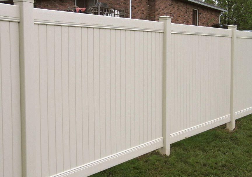 Vinyl privacy fence in cream installation