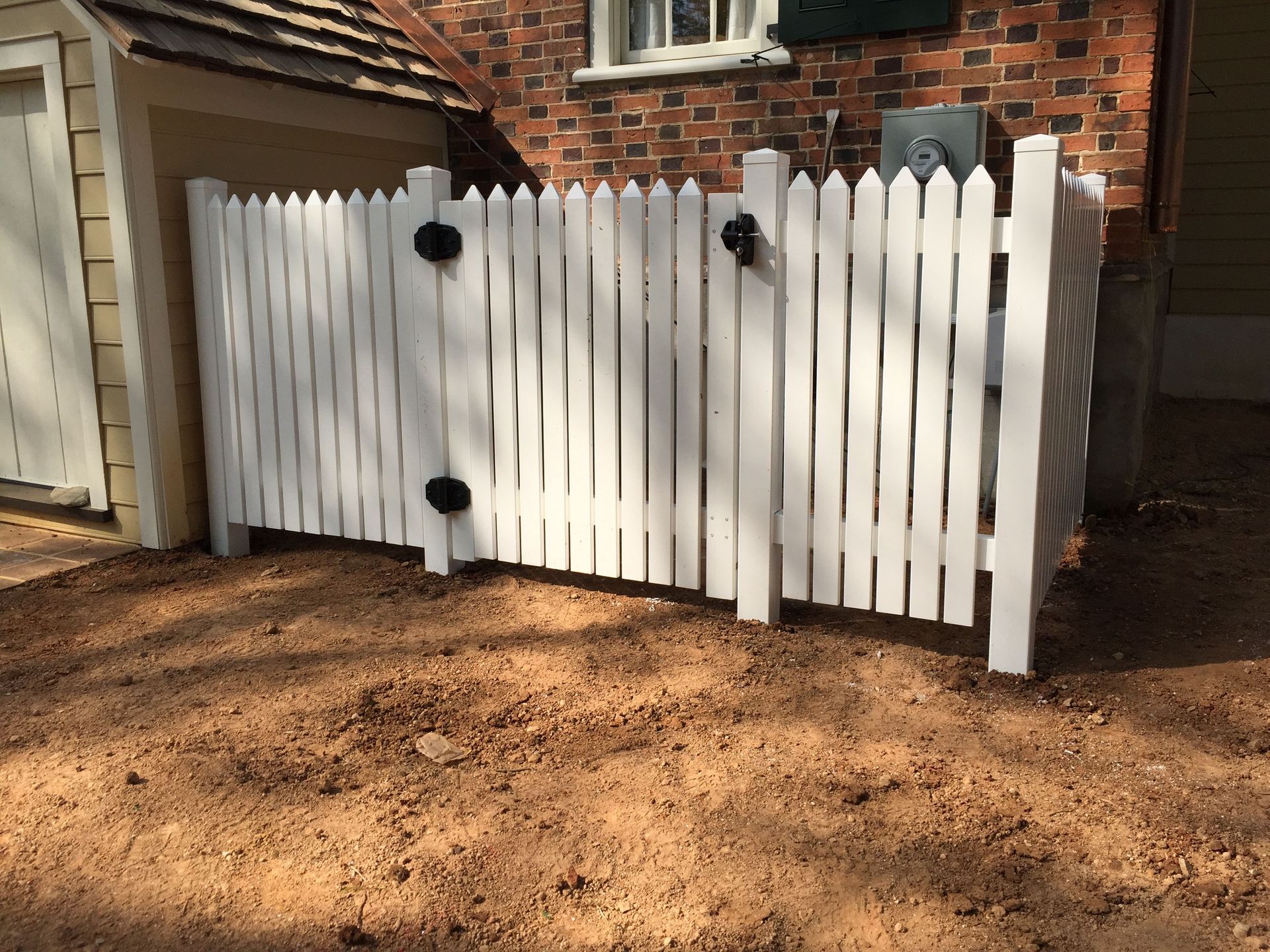 Residential vinyl fence install