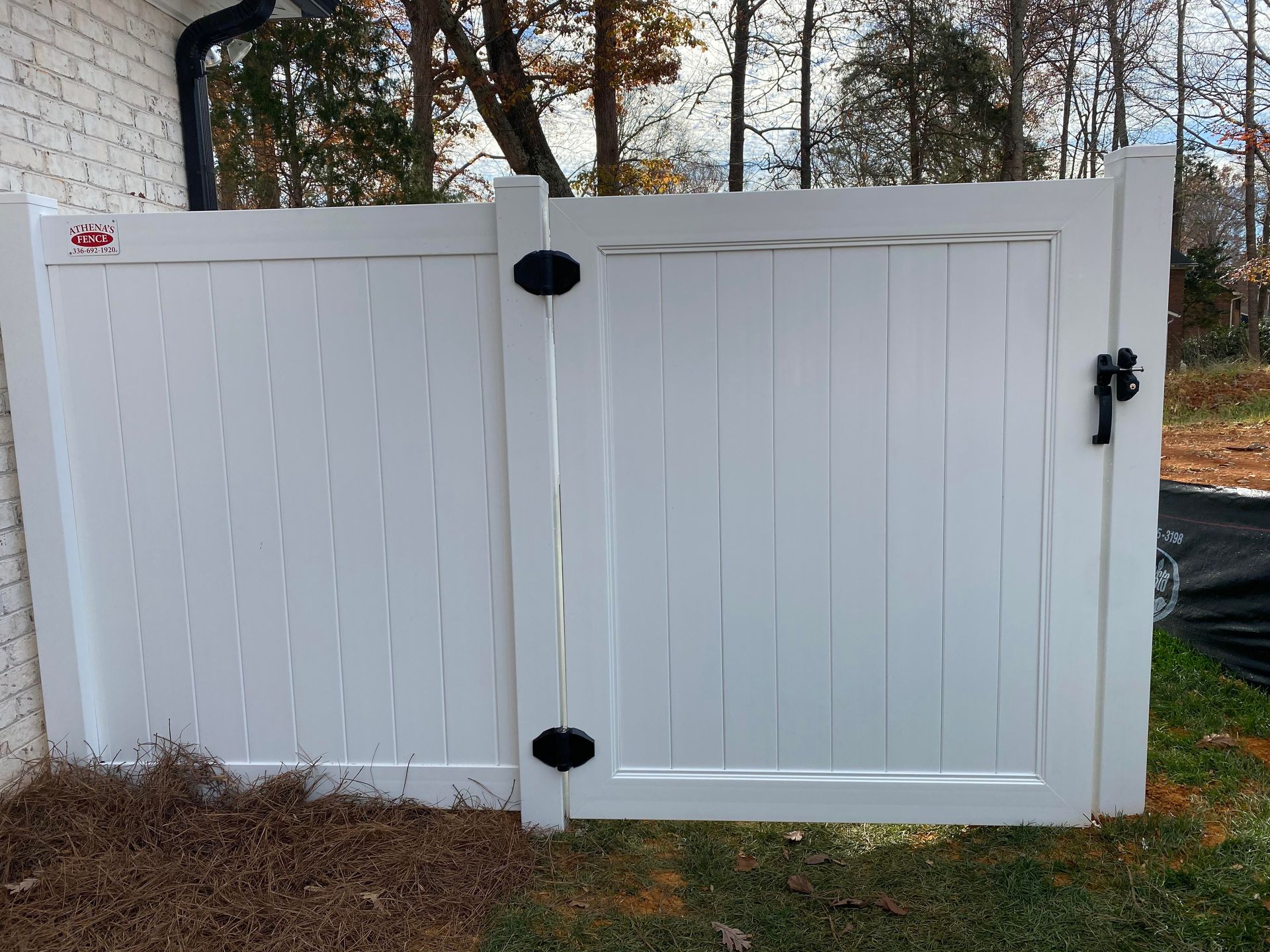 Vinyl privacy fence in white