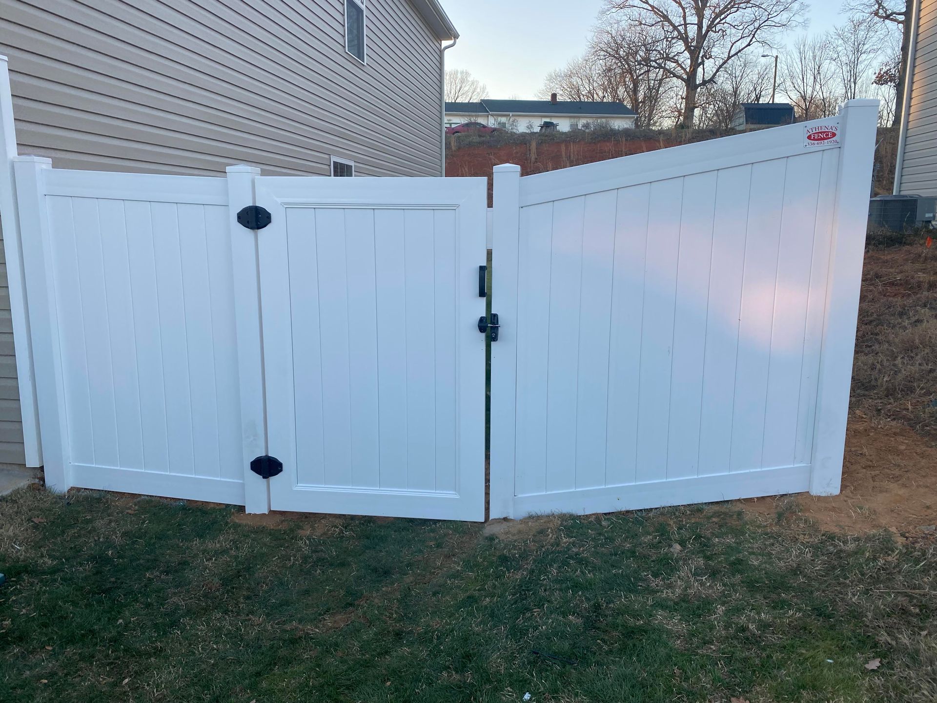Residential vinyl fence in white