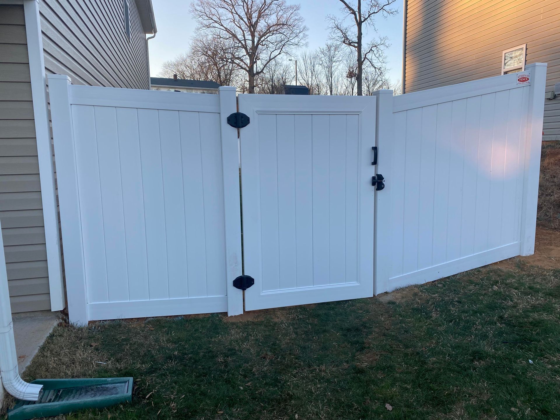 Residential home vinyl fence in white