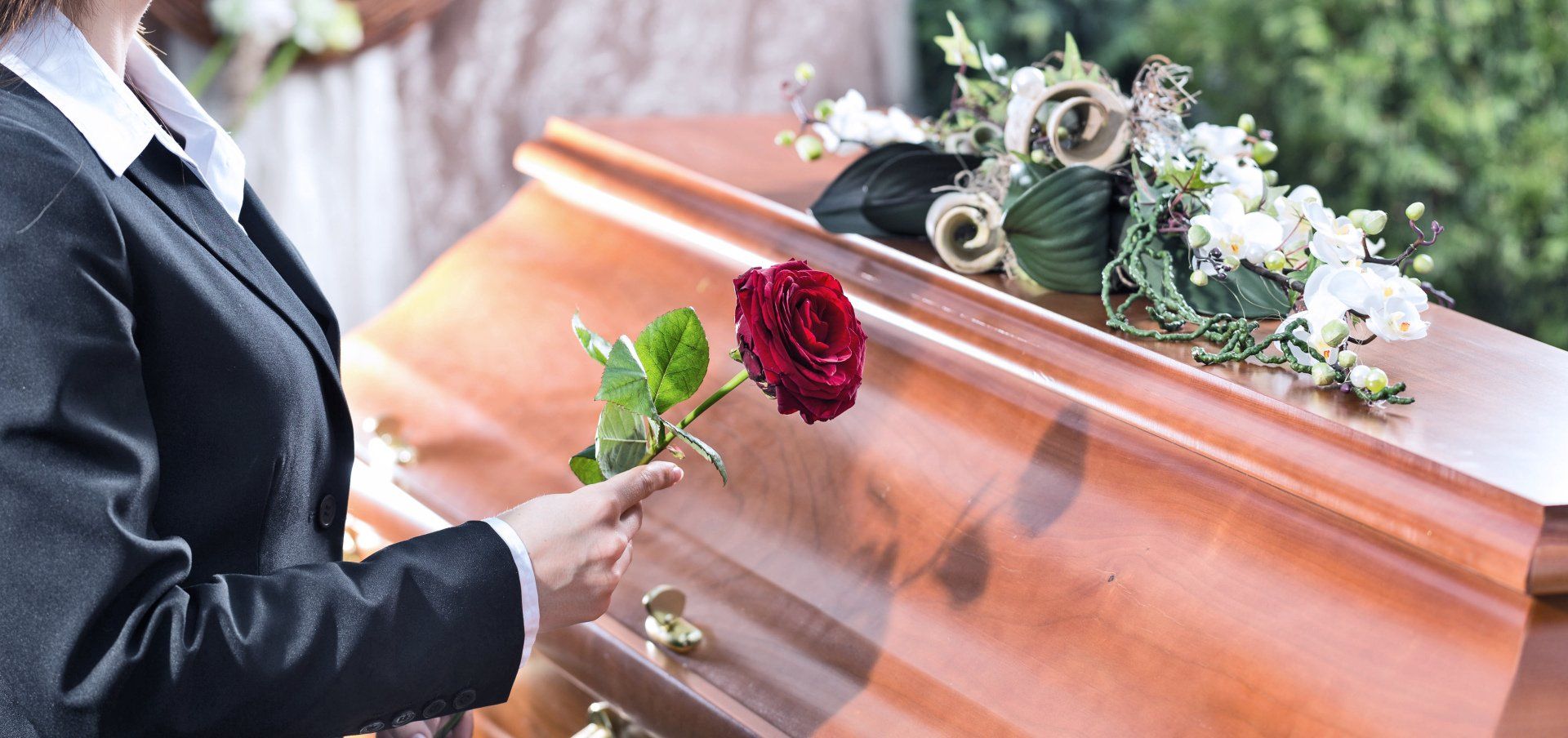Сон покойник дарит цветы. Гроб. Ларец на похоронах. К чему покойные дарят живые цветы.