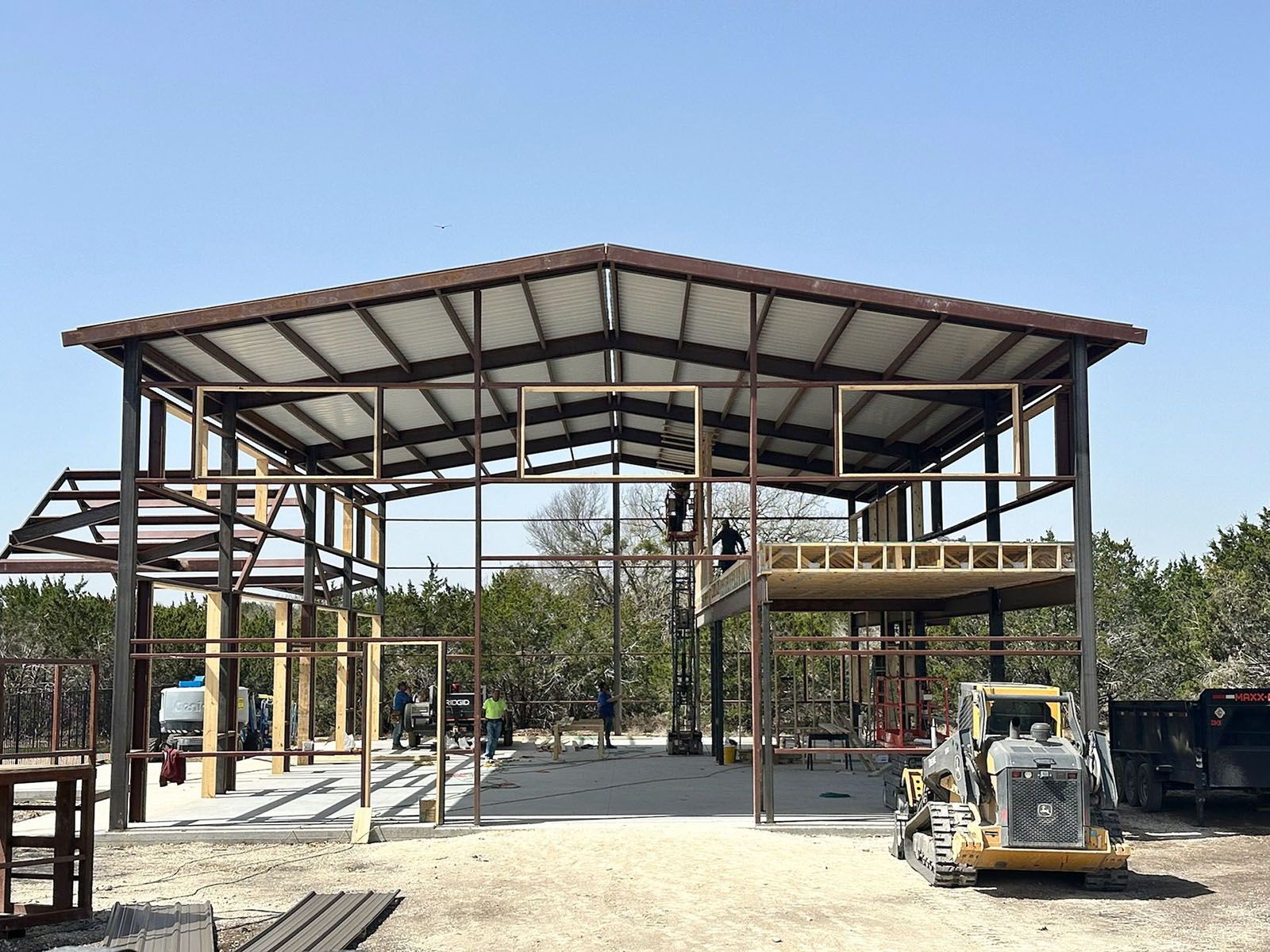 Construction of a metal-framed building on a gravel lot