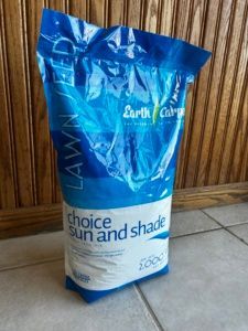 A bag of lawn seeds that says choice sun and shade