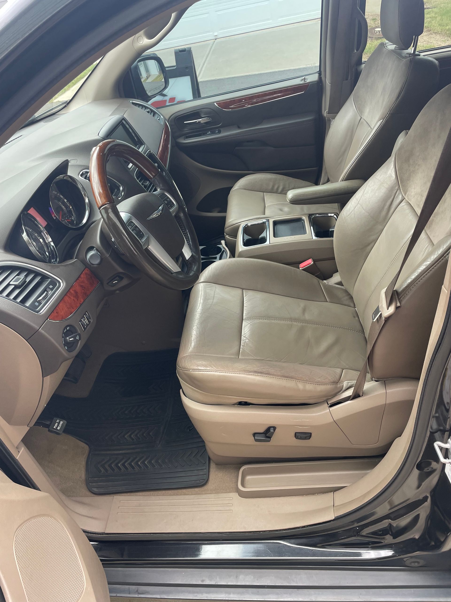 clean leather. nice interior. 