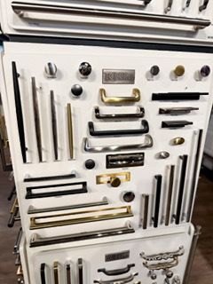 There are many different types of handles and knobs on display.