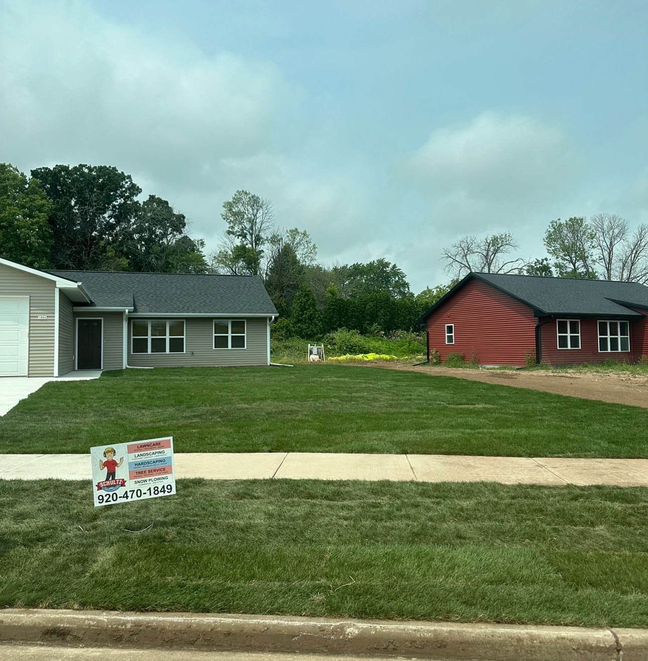 A house with a sign in front of it that says ' i 'm sorry i 'm late '