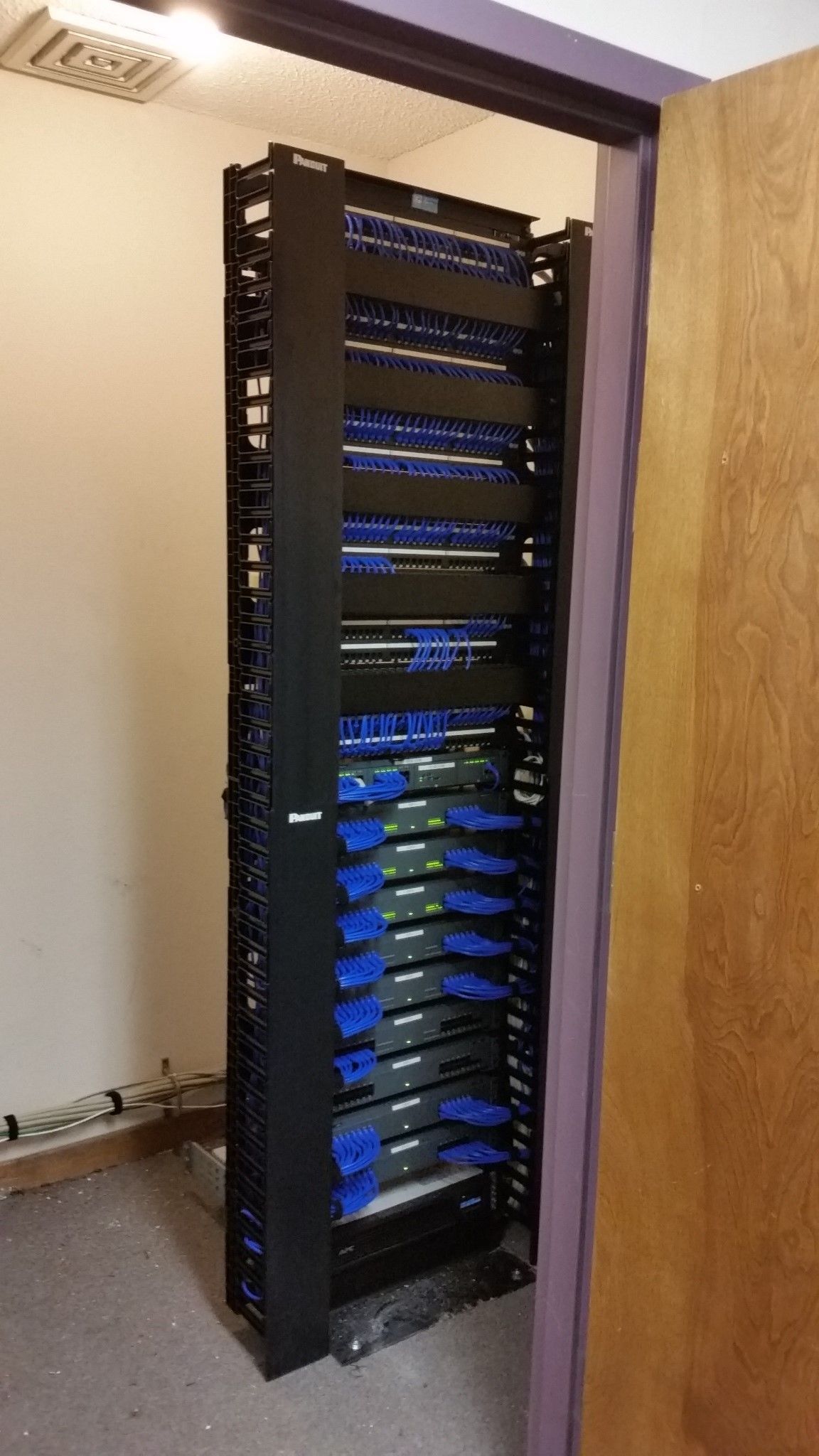 A server rack is sitting in a room