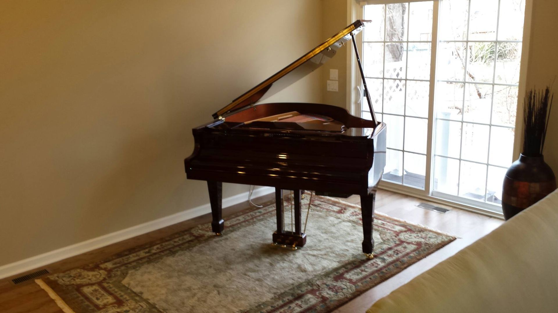 baby grand piano