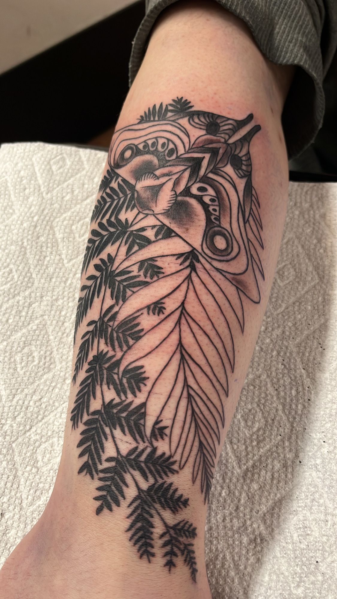 A close up of a tattoo on a person 's leg.