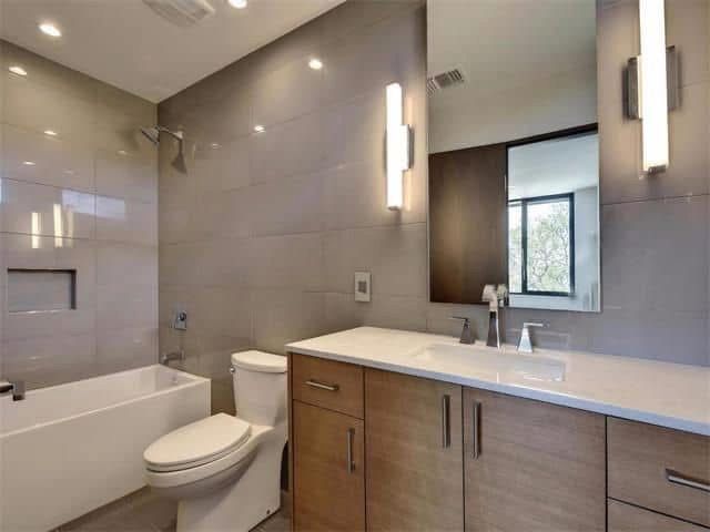 A bathroom with a toilet, sink, and bathtub.