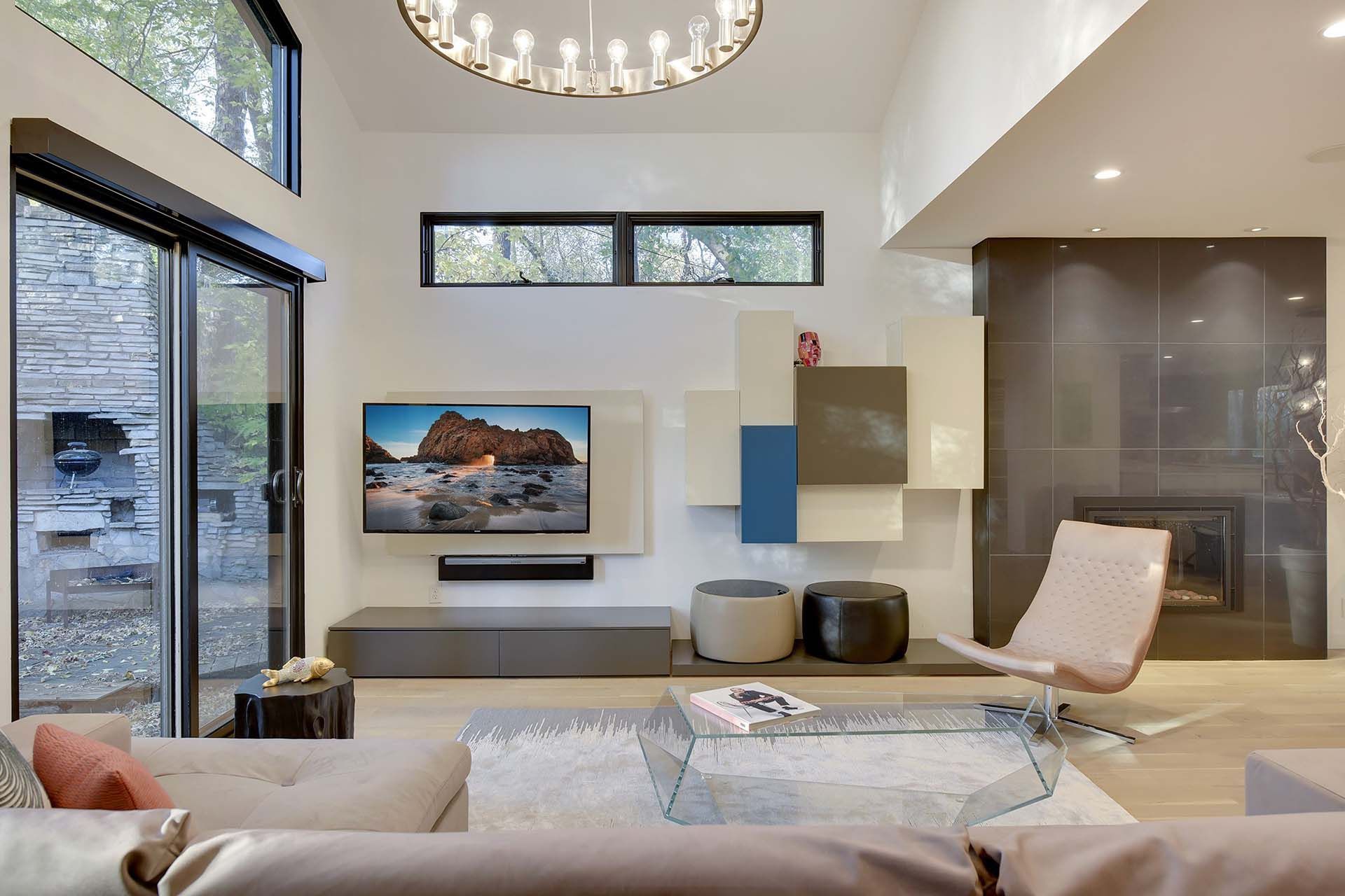 A living room with a flat screen tv on the wall