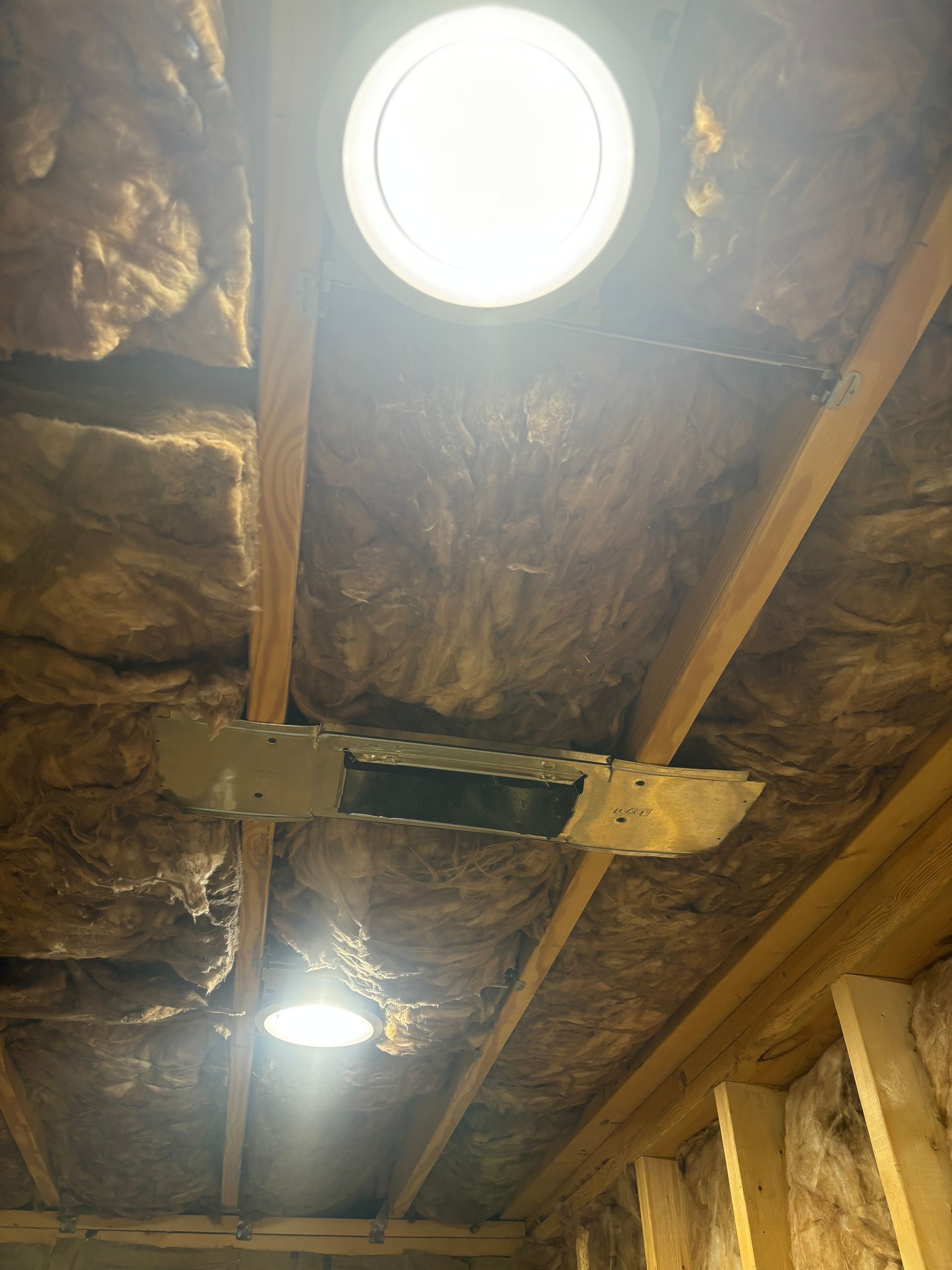 There is a light in the ceiling of a room.